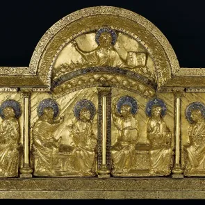 Retablo de metal dorado, repujado, esmaltado y cincelado que representa personajes con aureola. Vista frontal.
