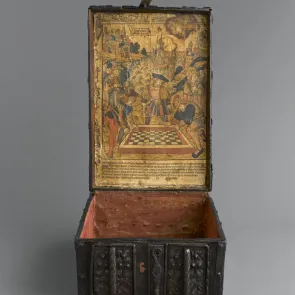 Coffret en bois gainé de cuir noir et bardé de fer, ouvert. Estampe collée au fond du couvercle. Vue de face.