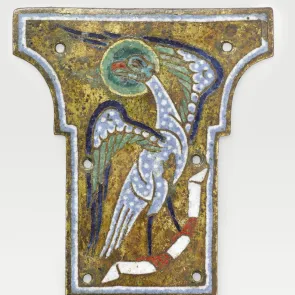 Plaque métallique émaillée sur fond doré représentant un aigle auréolé tenant un phylactère dans ses serres. Vue de face.