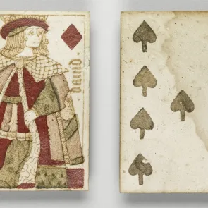 Dos cartas de juego: el Rey de Diamantes y el Nueve de Picas. Vista frontal.