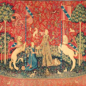 Tapiz que representa a dos mujeres en una isla entre un león y un unicornio, sosteniendo banderas. Vista frontal.