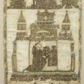 Broderie représentant trois scènes superposées, en haut une femme et son enfant sont entourés de deux hommes, au centre un moine fait don d'un vêtement, en bas un homme et une femme portent un monastère. Vue de face.