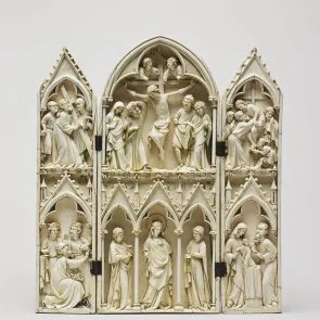 Objeto de marfil compuesto por un panel central y dos hojas laterales, decorado con escenas de la vida de Cristo.