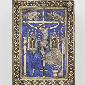 Plaque en métal doré, émaillée et ciselée : Crucifixion encadrée d’une bordure à motifs végétaux. Vue de face.