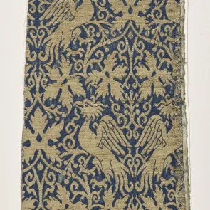 Tissu bleu à motifs dorés de phénix et végétaux. Vue de face.