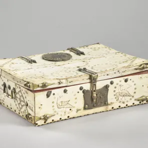 Coffret en ivoire gravé et métal, orné de motifs d'oiseaux et de félins. Vue de trois quarts.