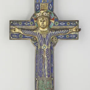 Objet en cuivre repoussé et émaillé représentant un Christ couronné en croix, fixé sur une croix. Vue de face.