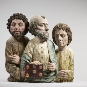 Polychrome sculpture depicting three busts of men. Frontal photograph on a neutral background.