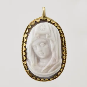 Camée oval monté en médaillon et représentant le visage d'une Vierge avec un voile de face. Monture en or.