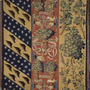 Tapisserie : mains tenant des cornes d’abondance au centre, motifs végétaux à droite, armoiries à gauche. Vue de face.