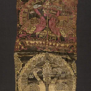 Tissu représentant des paons face à face dans un médaillon formé par leurs queues déployées. Vue de face.