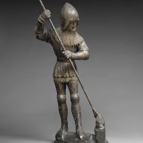 Sculpture en bois avec traces de polychromie : homme en armure armé d’une lance tuant un dragon. Vue de trois quarts.