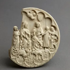 Plaque en ivoire circulaire ornée de plusieurs personnages. Au centre, une femme et un homme, les yeux tournées vers une colombe. La partie gauche est manquante.