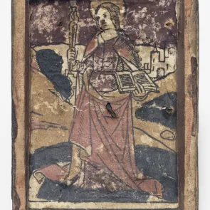 Objet en bois orné d’une estampe de sainte Apolline collée dessus. Photographie prise de face.