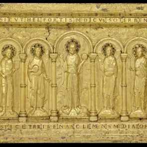 Frontal de altar de metal dorado, cincelado y repujado que representa a cinco personajes con aureola bajo arcadas. Vista frontal.
