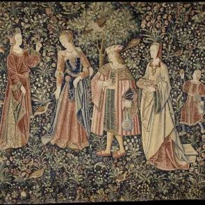 Tapiz que representa a tres mujeres y un hombre, junto con un personaje masculino más pequeño al fondo sobre un decorado floral.
