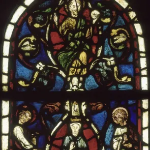 Vitral compuesto por dos paneles superpuestos. En el registro superior: Cristo en gloria. En el registro inferior: la Virgen María.