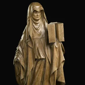 Sculpture en bois : religieuse debout tenant un livre. Vue de trois quarts.