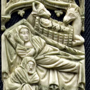 Plaque en ivoire sculptée et ajourée représentant une scène de la Nativité. Vue de face.