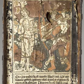 Couvercle en bois orné d’une estampe de saint Sébastien collée dessus. Photographie prise de face.