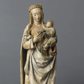 Statue polychrome d'une Vierge couronnée. D'une main, elle tient l'Enfant Jésus, de l'autre une fleur.