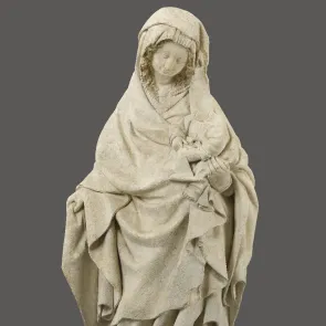 Statue en pierre représentant une Vierge à l'Enfant, la tête penchée. La tête de l'Enfant est manquante. Vue de face sur fond neutre.