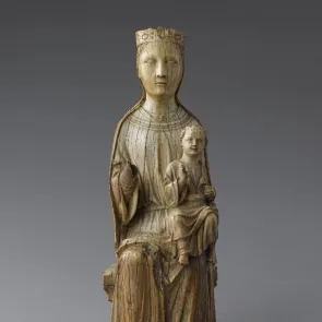 Vierge assise portant l'Enfant Jésus sur ses genoux. Statuette en ivoire. Vue de face.