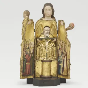 Estatuilla de una Virgen con Niño compuesta por paneles móviles. Los paneles están abiertos y revelan una escena con Dios Padre sosteniendo la Cruz de Cristo.
