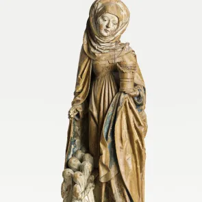 Sculpture en bois avec traces polychromes : femme debout tenant un seau, groupe agenouillé sous son manteau. Vue de face.
