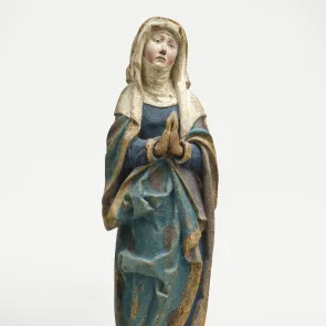 Statue représentant une Vierge voilée, les mains en prières. Vue sur fond neutre.
