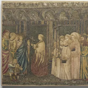Broderie représentant un homme debout tenant une croix dans les flammes, entouré de personnages. Vue de face.