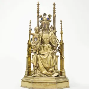 Pieza de orfebrería en metal dorado que representa a una mujer sentada en un trono con un niño en sus rodillas. Vista frontal.