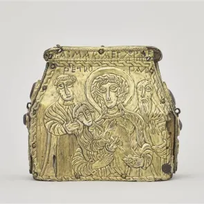 Reliquaire en cuivre gravé représentant la Vierge à l'Enfant et les apôtres Pierre et Paul. Vue de face.