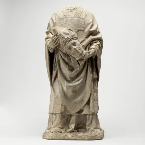 Sculpture en pierre avec traces de polychromie : homme acéphale tenant sa tête entre ses mains. Vue de face.