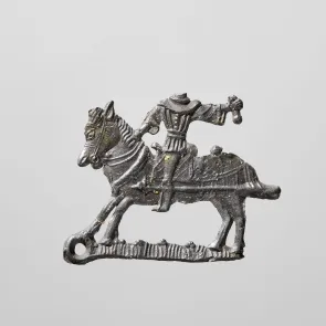 Objeto de plomo: hombre acéfalo montado a caballo. Vista frontal.