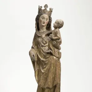 Statuette en bois représentant une Vierge à l'Enfant couronnée en pied. Vue de trois-quarts sur fond neutre.