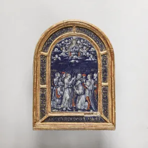 Plaque émaillée représentant la Vierge en buste entourée d’anges au-dessus d’un groupe de personnages. Vue de face.