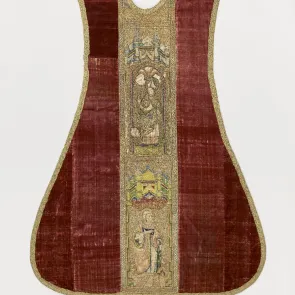 Chasuble en velours rouge avec orfrois brodé représentant deux saints debout. Vue de face.