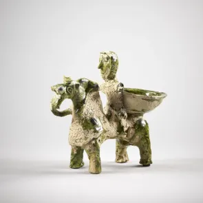 Objet en céramique : cavalier avec une coupelle à l’arrière du cheval. Vue de trois quarts.