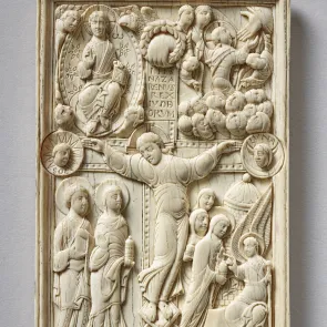 Placa de marfil tallado que representa una escena de la Crucifixión rodeada de escenas históricas. Vista frontal.