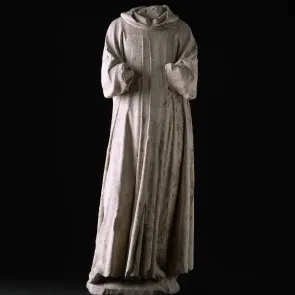 Sculpture en pierre représentant un personnage vêtu d'un long vêtement. La tête est manquante. Vue de face.
