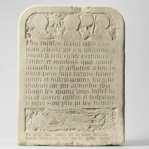 Plaque de pierre gravée : inscriptions, personnages auréolés au-dessus et personnage allongé en dessous. Vue de face.