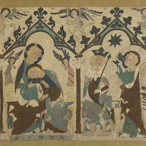 Broderie figurant quatre scènes de la vie de saints sous des arcades surmontées par des anges. Vue de face.