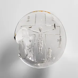 Cabochon en cristal de roche gravé : Christ en croix entre deux centurions lui perçant les flancs. Vue de face.