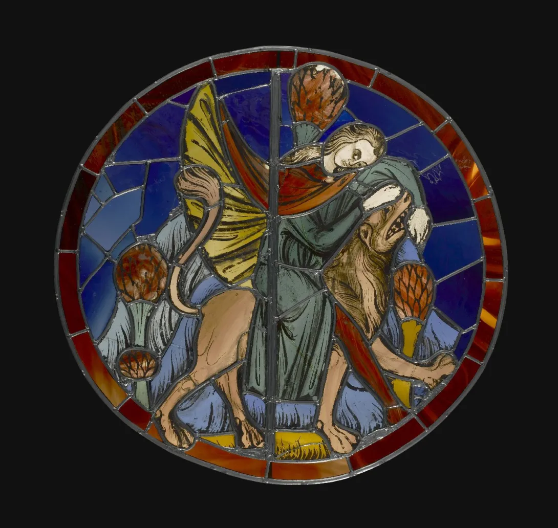Vitrail rond avec bordure rouge et fond bleu. Au premier plan, un homme est monté sur un lion. 