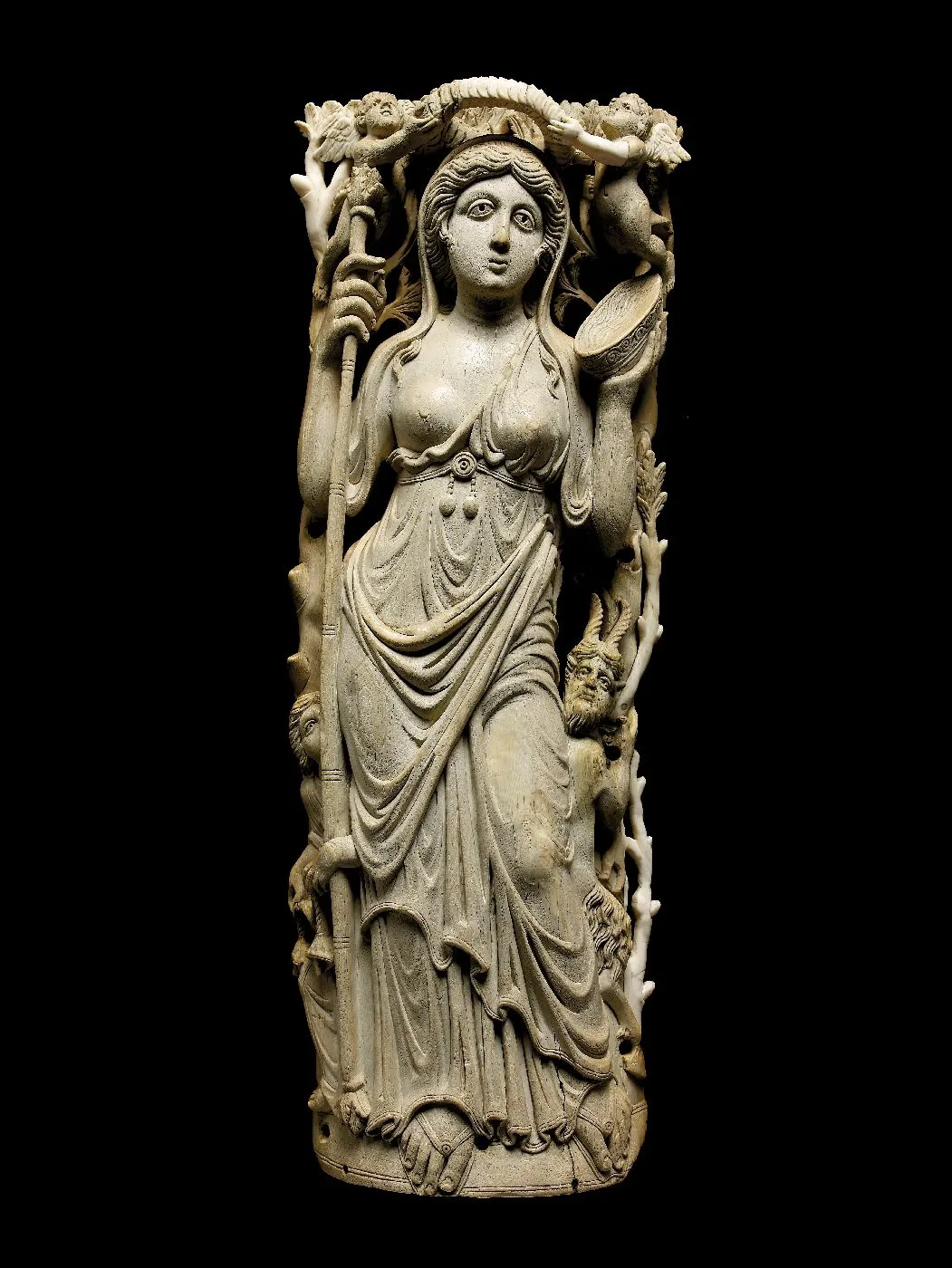 Statuette en ivoire : Ariane couronnée par deux anges, un satyre et une ménade cachés dans les plis de sa robe. Vue de face.
