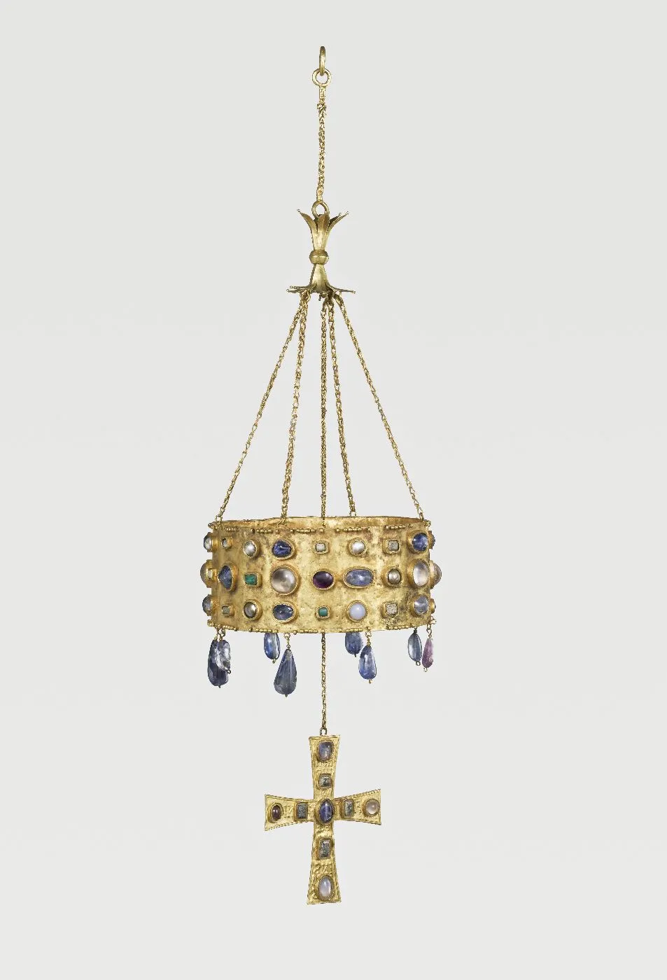 Objet en métal doré avec système d'accroche, en forme de couronne avec une croix suspendue, orné de pierres en cabochons. Vue de face.