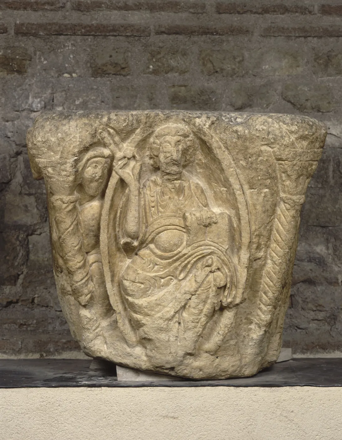 Chapiteau en pierre : Christ en majesté assis sur un trône, inscrit dans une mandorle en forme d’amande. Vue de face.