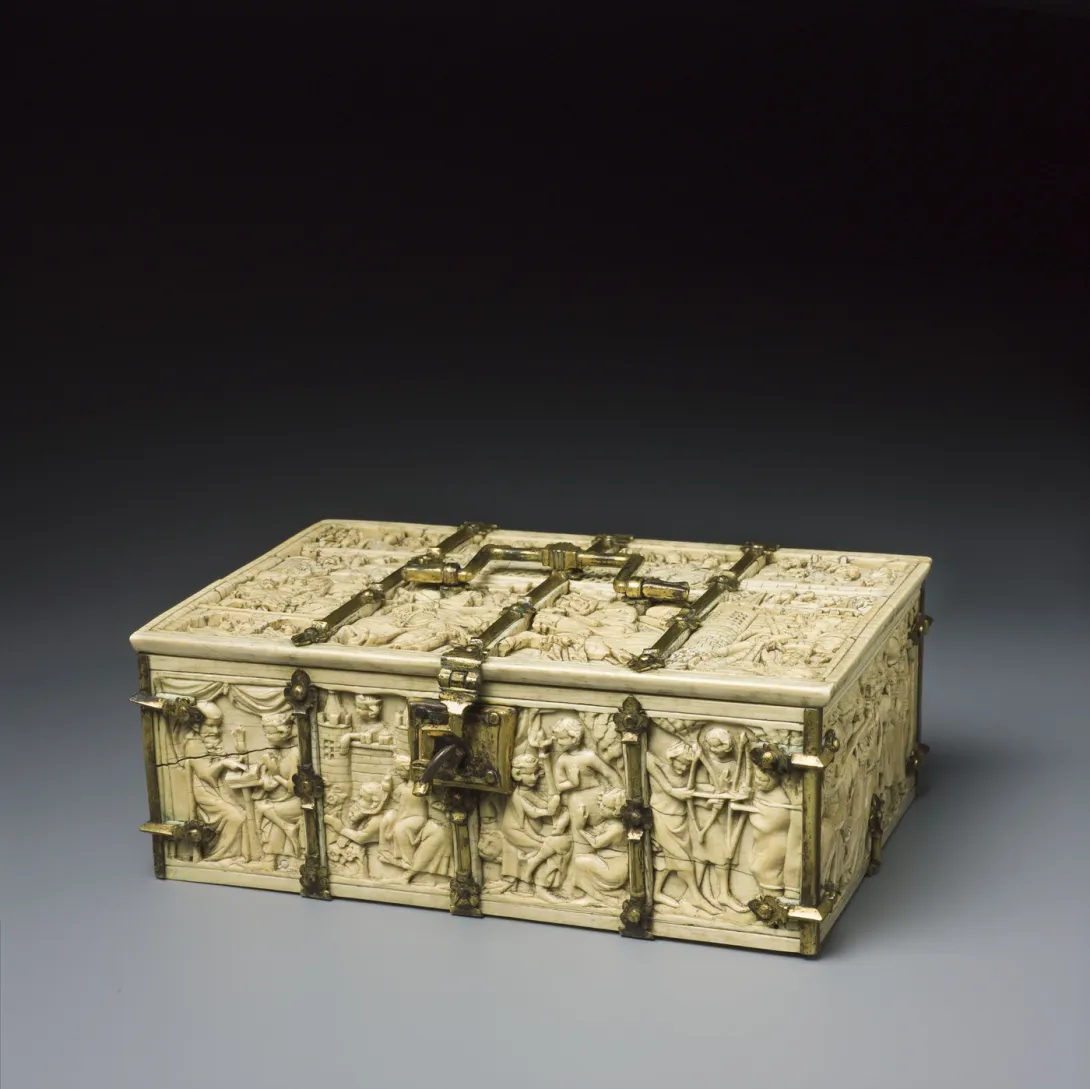 Coffret en ivoire sculpté représentant plusieurs scènes de tournois et d’amour courtois. Vue de trois quarts.