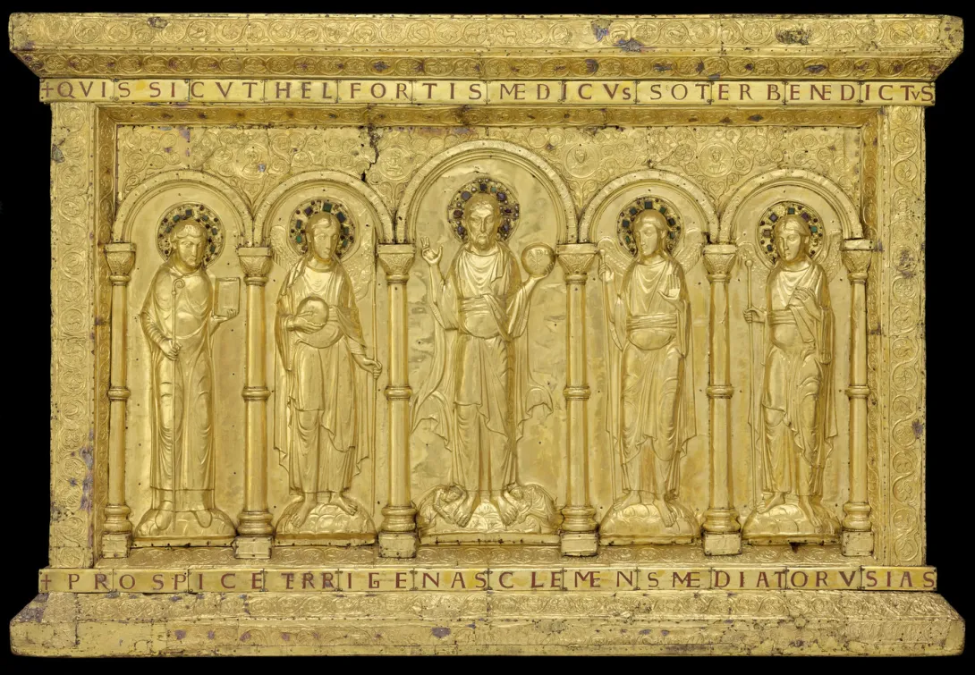 Devant d’autel en métal doré, ciselé et repoussé représentant cinq personnages auréolés sous des arcades. Vue de face.